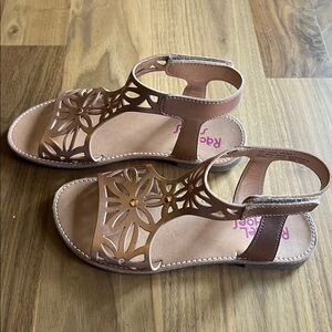 Girls Gold dress sandals. Size kids 4. Like new condition.